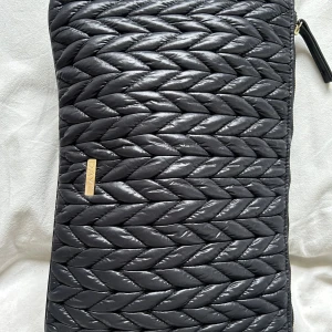 Dator fodral - Säljer detta snygga dator fodral från Day💕Helt nytt och aldrig användt 💕Köpt för 300 kr