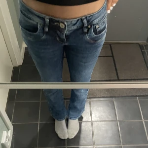 Ltb jeans - Säljer dessa jätte snygga lågmidjade ltb jeansen i modell Valerie. Köpta här på Plick men passade inte i längden. Hör gärna av er om ni har frågor. Kan även tänka mig byta för ett par i storlek 24/32,  25/32 eller 26/32.  Pris kan självklart diskuteras💓