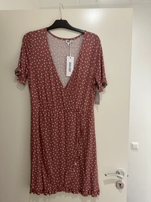 Ny klänning  - Ny klänning, prislappen kvar. 