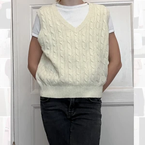 Stickad väst från Brandy Melville - Söt och skön väst från Brandy Melville. Knappt använd. 