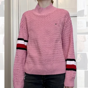 Tröja från Tommy Hilfiger - Knappt använd och skön stickad bomullströja i jättefint skick. 