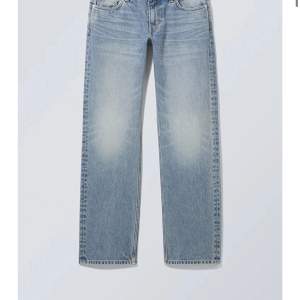Säljer mina arrow low jeans ifrån Weekday, i jättebra skick och är sparsamt använda! Säljer då de har blivit lite för stora i min smak💕 Använd gärna köp nu! Pris går att diskutera!💕