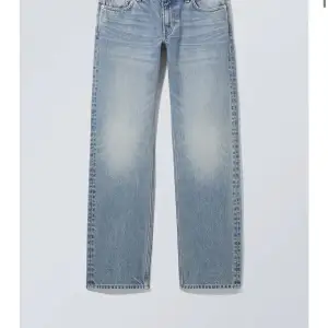 Säljer mina arrow low jeans ifrån Weekday, i jättebra skick och är sparsamt använda! Säljer då de har blivit lite för stora i min smak💕 Använd gärna köp nu! Pris går att diskutera!💕