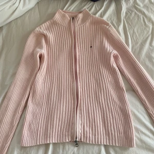 Tommy hilfiger tröja - Stickad snygg ziptröja från Tommy hilfiger. Sparsamt använd i fint skick❤️