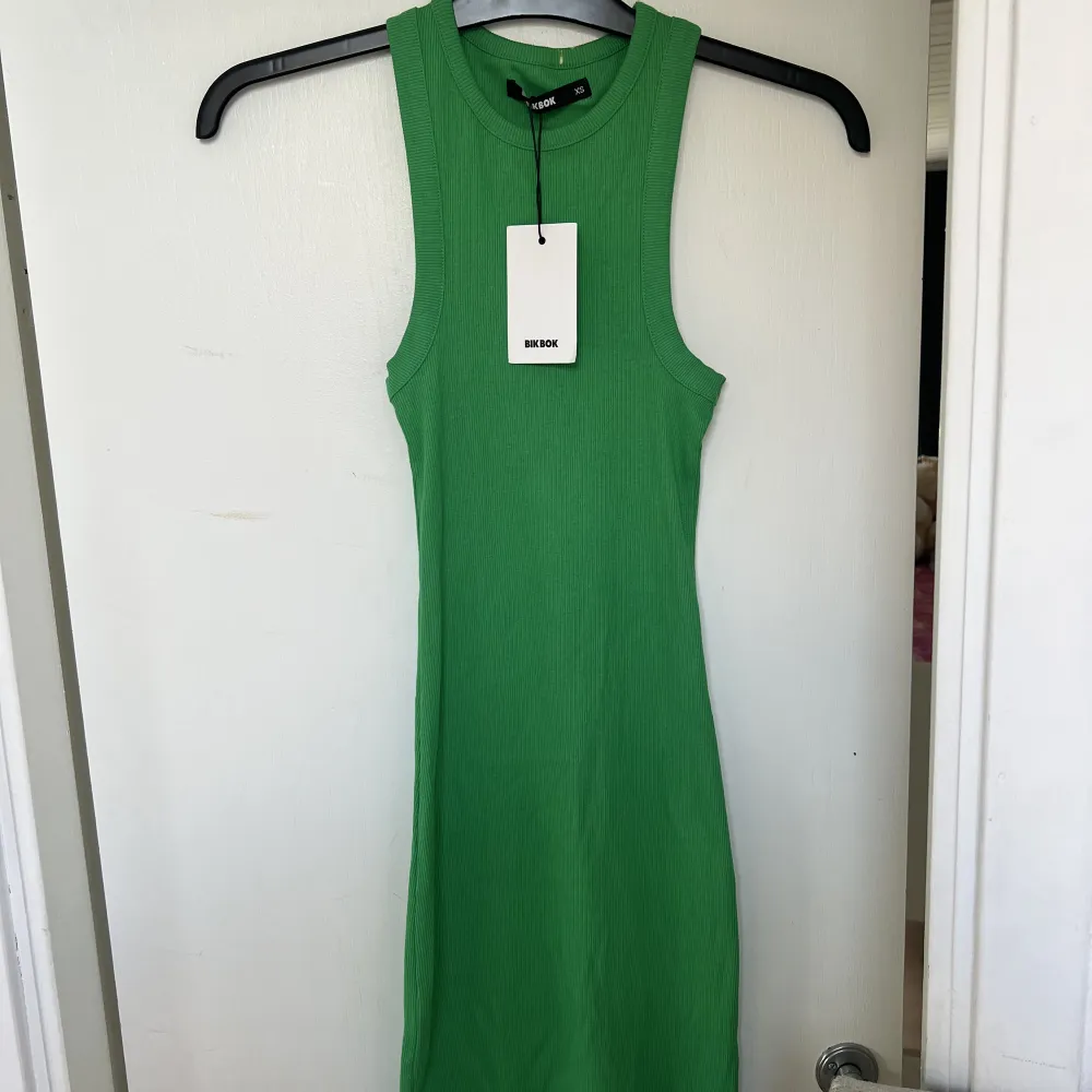 Jätte fin grön klänning helt nytt med prislapp på kostar 200kr i affären, ja säljer den för 50. Klänningar.