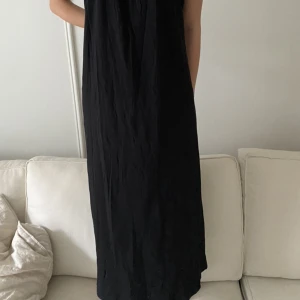 Lång klänning  - Svart lång mysig klänning som knappt är använd, skriv privat för fler frågor! 