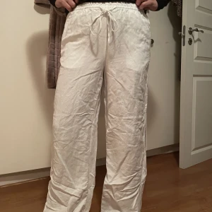 Linnebyxor - Vita linnebyxor som är aldrig använts, hon på bilden är 1,68 lång Passar nog bäst för 1,70-1,75