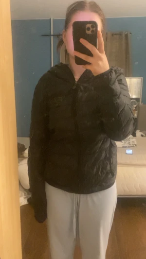 Ea7 - Säljer min ea7 jacka som jag inte använder längre. Det finns ett litet hål i jackan (bild 2) men ingenting man märker. Det är storlek S 