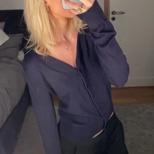 Kofta - Mörkblå kofta från hm i storlek M🤍