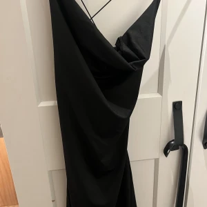 Klänning  - Svart satin klänning från NA-KD , aldrig använd , lappen kvar.  + frakt 