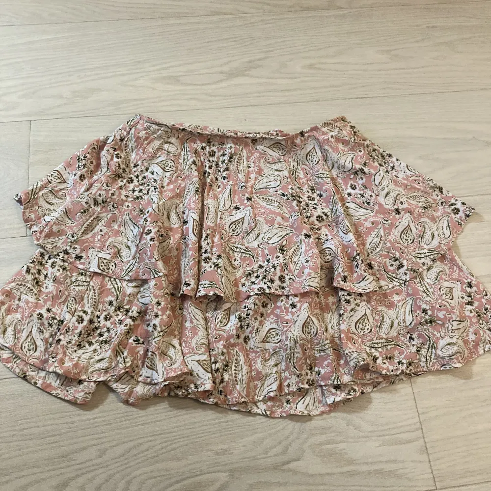 En super fin rosa/multifärgad volang kjol från zara i strl S, använd väldigt fåtal gånger och perfekt till sommaren och våren, hösten också!💞💞. Klänningar.