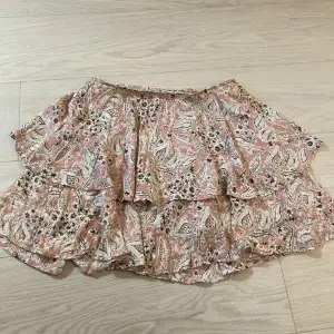 En super fin rosa/multifärgad volang kjol från zara i strl S, använd väldigt fåtal gånger och perfekt till sommaren och våren, hösten också!💞💞
