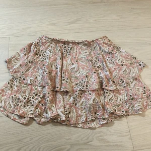 volang kjol zara - En super fin rosa/multifärgad volang kjol från zara i strl S, använd väldigt fåtal gånger och perfekt till sommaren och våren, hösten också!💞💞