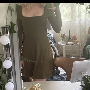 Grön klänning - Grön klänning, använd en gång. Bekvämt material och fyrkantig/square neckline medellång 