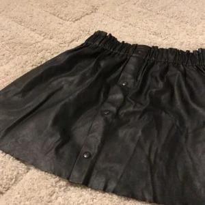 Skinnkjol från Zara - Säljer denna skjukt fina skinnskjolen från zara då den inte kommer till andvändning, kjolen är andvänd max 5 gånger vid fina tillfällen, skulle säga att den är i nyskick då den inte har några skador. Kom privat för fler bilder eller frågor!💗❤️❤️