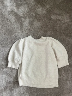 Stickad tröja  - Stickad tröja från Vera Moda som jag köpte för 1 månad sen som inte har kommit till användning, den är i bra skick och är i storlek xs