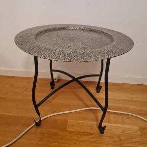 Litet bord  - Ett litet bord ca 50cm högt. Plattan går att ta av