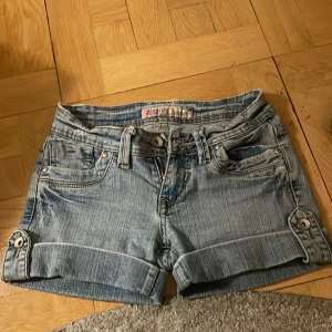 Diwa jeans shorts 🩳 🩳🩳 - Snygga och ljusblåa, vintage och jätte coola och unika♥️