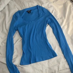 Blå långärmad  - Jätte fin blå långärmad som formar midjan fint då den sitter åt