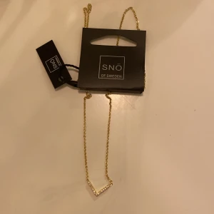 Guldigt halsband - Säljer ett guldigt halsband från SNÖ of Sweden. Aldrig använt och i nyskick. Ganska kort kedja.
