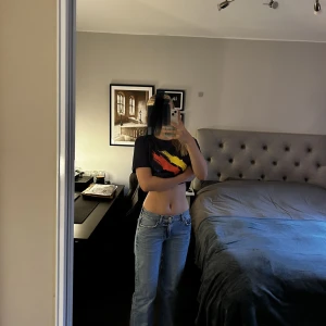 Lågmidjade straight jeans - Lågmidjade jeans i stolek 34 säljer för används lite