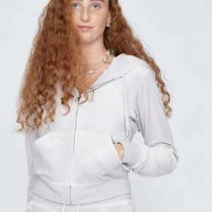 Juicy couture zip - Nu är min fina juciy kofta i färgen quite grey ute! Inköpt i janurai o anvönds ca 3 gånger! Väldigt fint skick! Skriv för fler bättre o bilder på. Ta chansen!! Köpt för 1200 säljer billigare i storlek S men passar mindre
