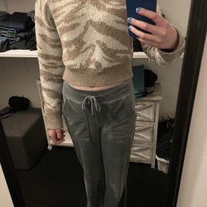 Stickad tröja  - Rensar kläder som inte används längre 