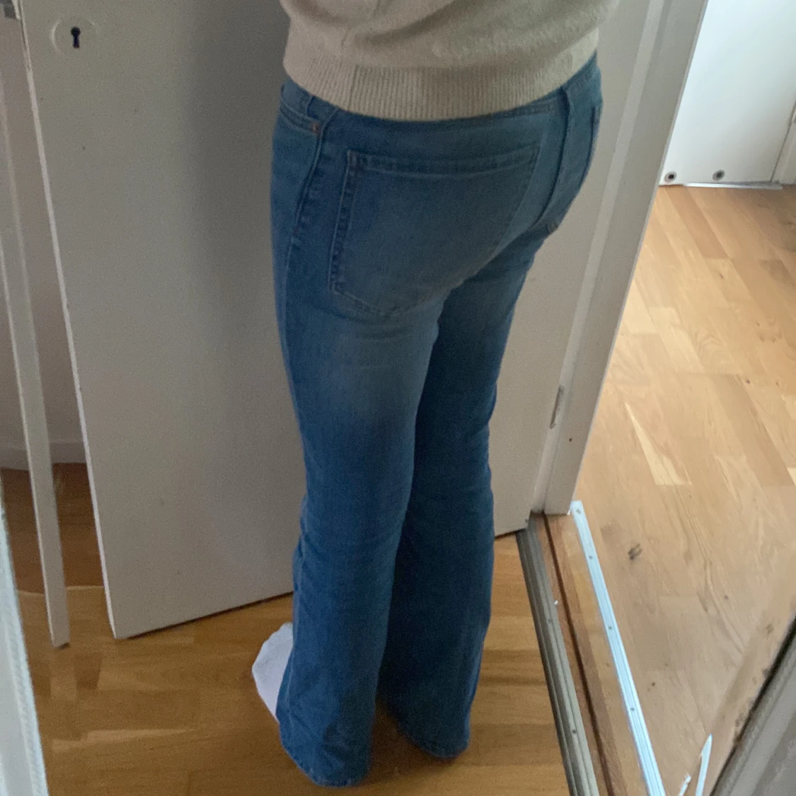Utsvängda midrised jeans  - 90