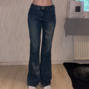 Jeans med brodering  - Storlek XS men passar som S, köpta secondhand men i jättefint skick. Skriv gärna om ni har några frågor eller klicka på köp nu.💕
