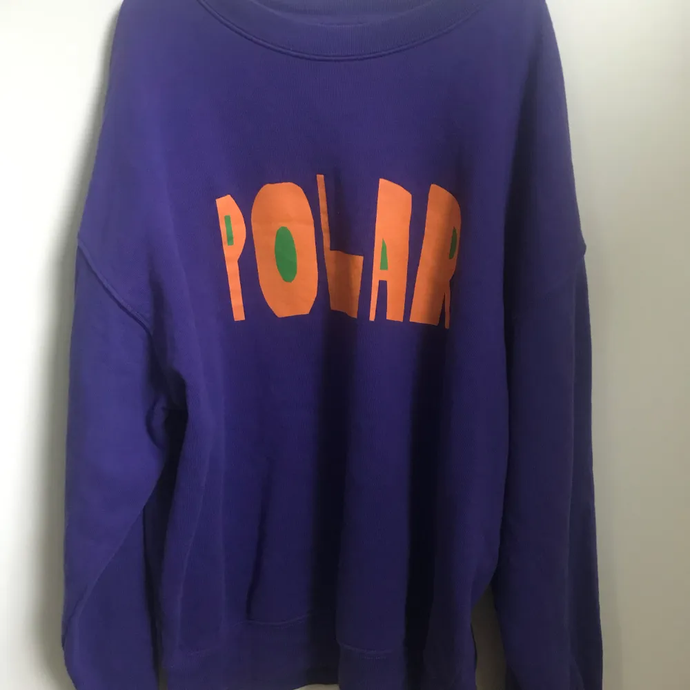 Oversized Sweatshirt från polar skate co. Lila med orange text. Storlek ca men passar som s. I toppskick, använd 1 gång pga att den var för stor.. Tröjor & Koftor.