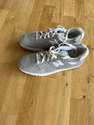 New balance 550 - Säljer dessa supersnygga gråa new balance skorna i mocka. De är knappt använda och i nyskick. Priset kan diskuteras, hör av dig via frågor och annat😁