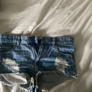 Jeans shorts  - Säljer dessa jeans shorts med jätte snygga detaljer köpta i Spanien. 😇🙏köparen står för frakten 💓