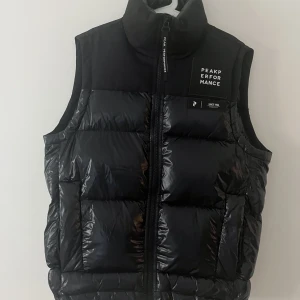 Peak väst - 1 år gammal peak väst, knappt använd då den var lite för stor för mig. Är en herr modell men passar perfekt om man vill ha en oversize väst. Nypris 2500:-