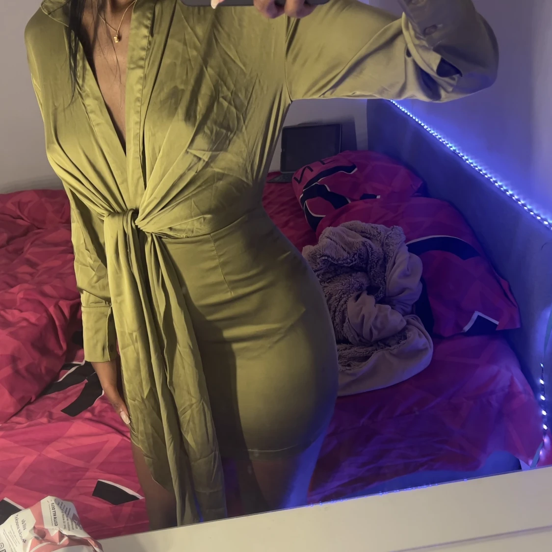 Olivgrön satin klänning  - 90