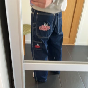 Baggy jeans med tryck - Säljer mina tvärcoola baggy jeans med tryck.   Storlek W26, jag brukar ha storlek xs och på bilderna ser ni hur dom sitter på mig, passar någon som är runt 160. Jag är 159.   Tryck gärna på köp nu 