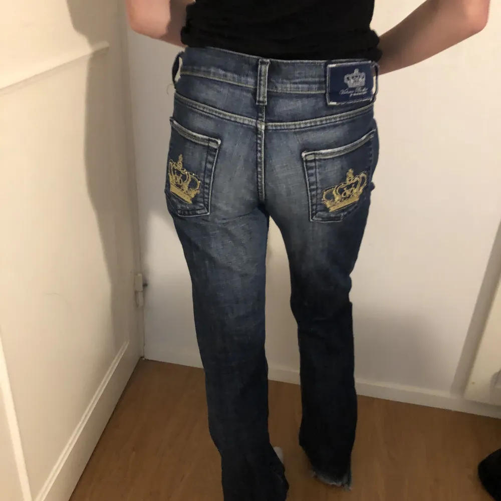 Skitfina Victoria Beckham jeans som är lågmidjade och bootcut. Funderar på att sälja dem. Skriv prisförslag. Jag håller in byxorna lite på bilden för att dem är lite stora så skulle säga att dem passar någon med storlek M. Har slitningar vid hälen❤️. Jeans & Byxor.