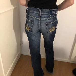 Skitfina Victoria Beckham jeans som är lågmidjade och bootcut. Funderar på att sälja dem. Skriv prisförslag. Jag håller in byxorna lite på bilden för att dem är lite stora så skulle säga att dem passar någon med storlek M. Har slitningar vid hälen❤️