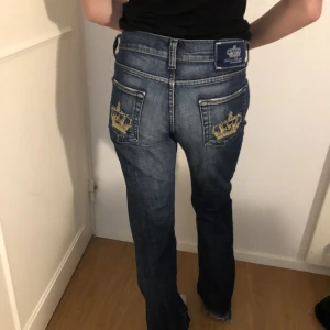 Victoria Beckham jeans  - Skitfina Victoria Beckham jeans som är lågmidjade och bootcut. Funderar på att sälja dem. Skriv prisförslag. Jag håller in byxorna lite på bilden för att dem är lite stora så skulle säga att dem passar någon med storlek M. Har slitningar vid hälen❤️