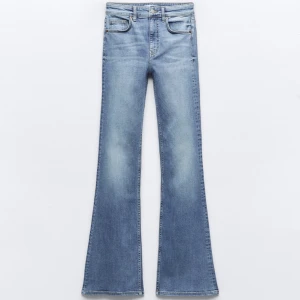 Zara Flare jeans  - Jättesköna och snygga jeans från Zara, helt nyköpt, oanvända och prislappen kvar.❤️‍🔥 Jag säljer för att jag har ett par liknande och det går inte att lämna tillbaka dom i butik då dom är köpta utomlands. Köparen står för frakten😇