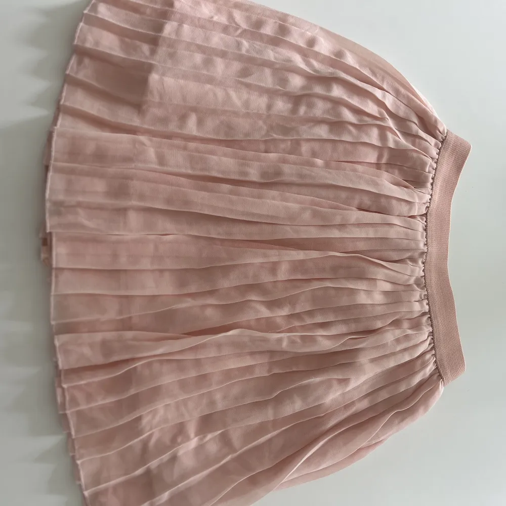 Säljer denna jätte fina rosa kjolen från nakd då jag inte använder den längre . Kjolar.