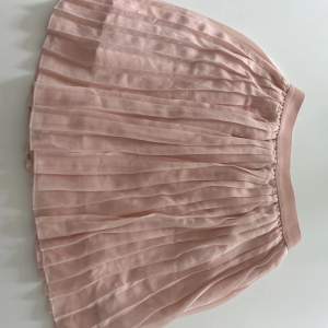 Säljer denna jätte fina rosa kjolen från nakd då jag inte använder den längre 