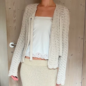 Virkad kofta - Supersöt kofta från odd molly som man kan ha både öppen och stängd upptill. Storlek 0 motsvarande storlek XS 🌸