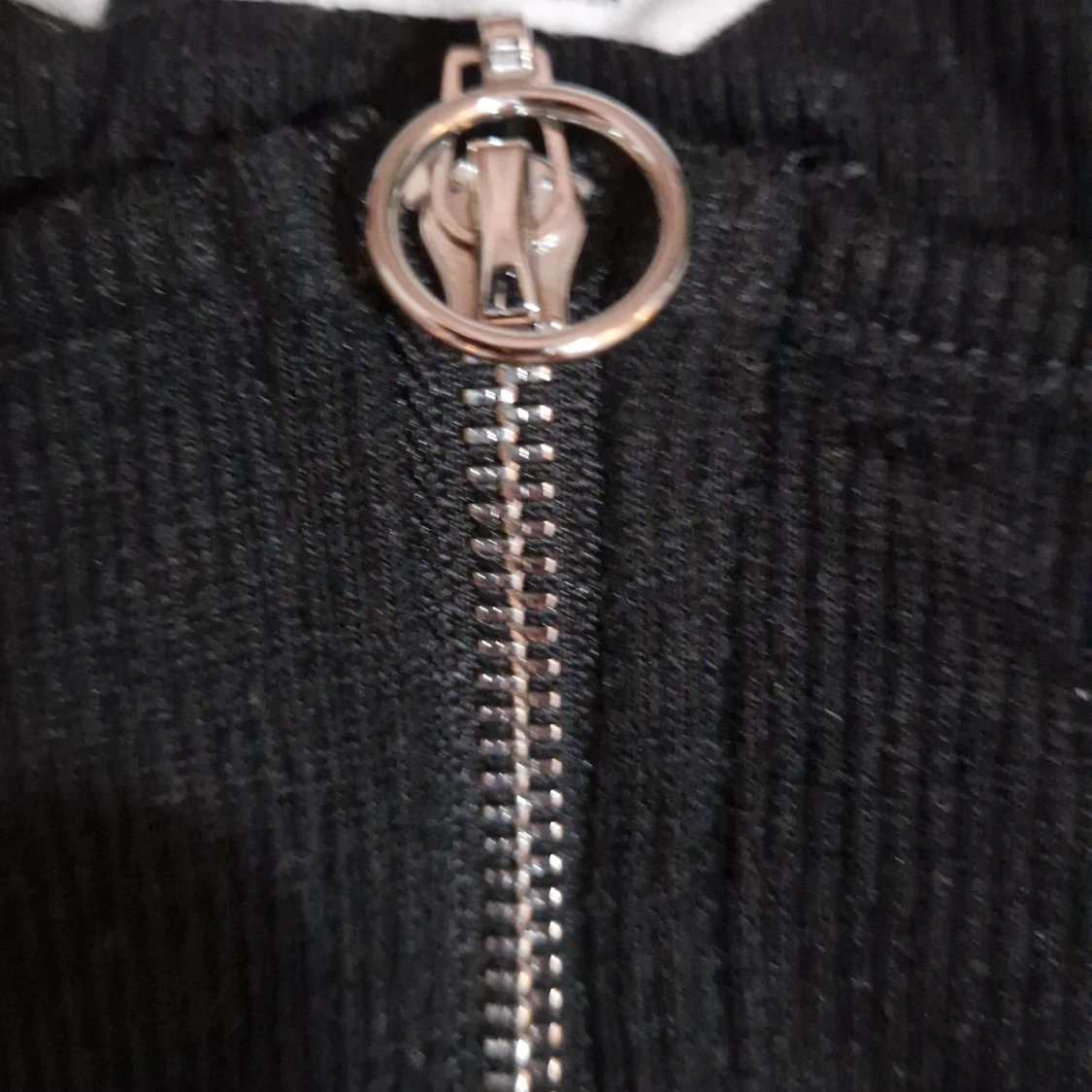Svart troja med blixtlås  - 91