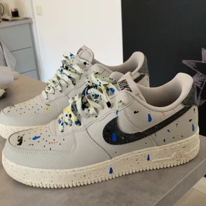 Nike air force 1 - Säljer mina air force 1  Skick 9/10 Storlek 42,5 Pris kan diskuteras