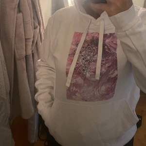 Hoodie  - Säljer denna fina hoodie från The cool elephant. 