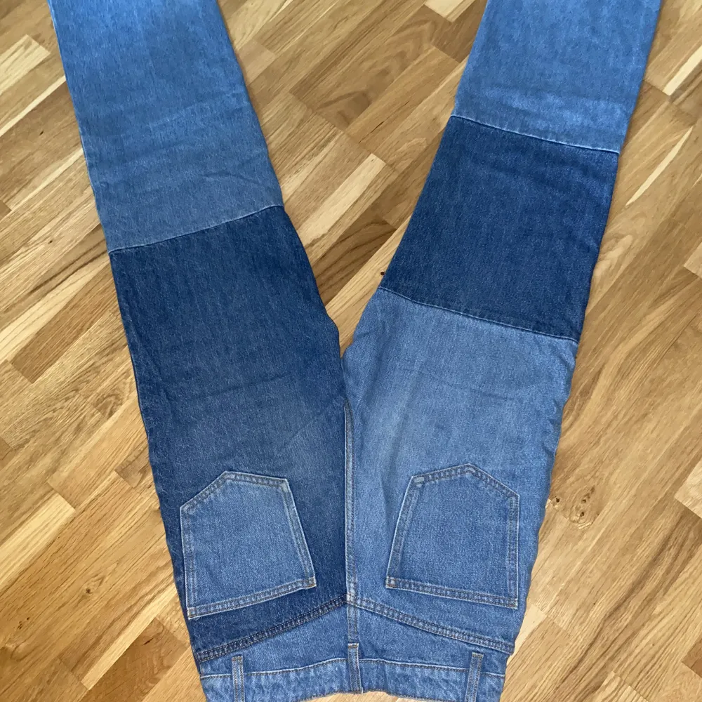 Snygga jeans, som är väldigt coola och snygga på! Väldigt bekväma, och prisvärda! Inga defekter bara tappat lite färg på knäna! Tvättar givetvis innan jag skickar, pris kan diskuteras!  Man betalar för frakt själv!. Jeans & Byxor.