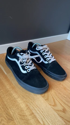 Vans skor, bra skick - Säljer mina vans-skor. Skorna är i storlek 42,5 och är köpta för ca. 3år sedan.  Skorna är knappt använda och är i väldigt bra skick. Rutiga snören medföljer (original snören). Kan frakta men även mötas upp i Varberg.