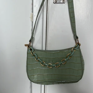 Grön väska  - Grön höstlig väska använd 3-4 gånger köpte i våras