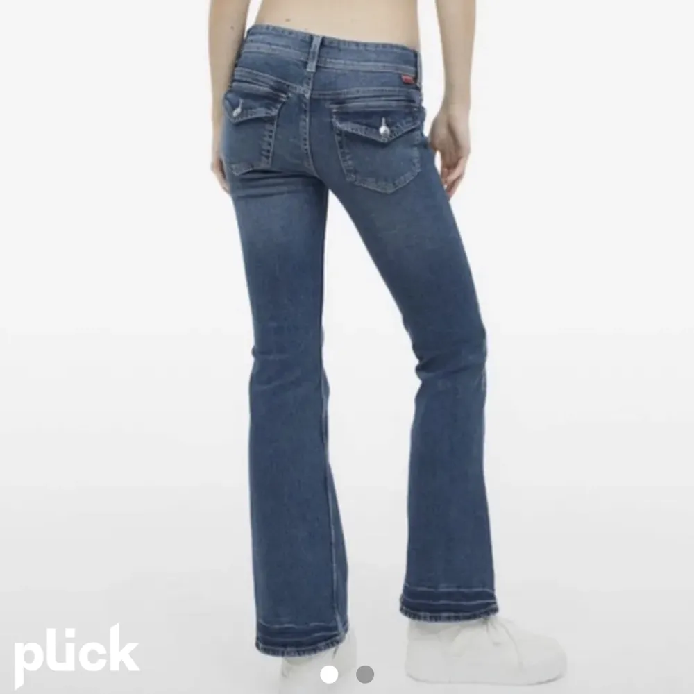 Säljer mina jättecoola jeans från hm pågrund av att dom har blivit för korta i längden då jag är 175cm lång! Jag har lite ljusare tvätt på jeansen jag säljer med det är fortfarande samma modell! Hör av dig via intresse eller om du har andra frågor!💘💘. Jeans & Byxor.