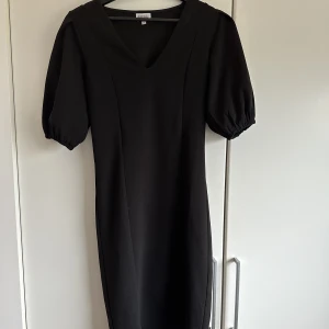 Bubbleroom klänning - Svart klänning ifrån Bubbleroom med puffärmar💞